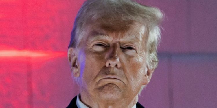 Trump orders measures against Colombia over rejected migrant flights